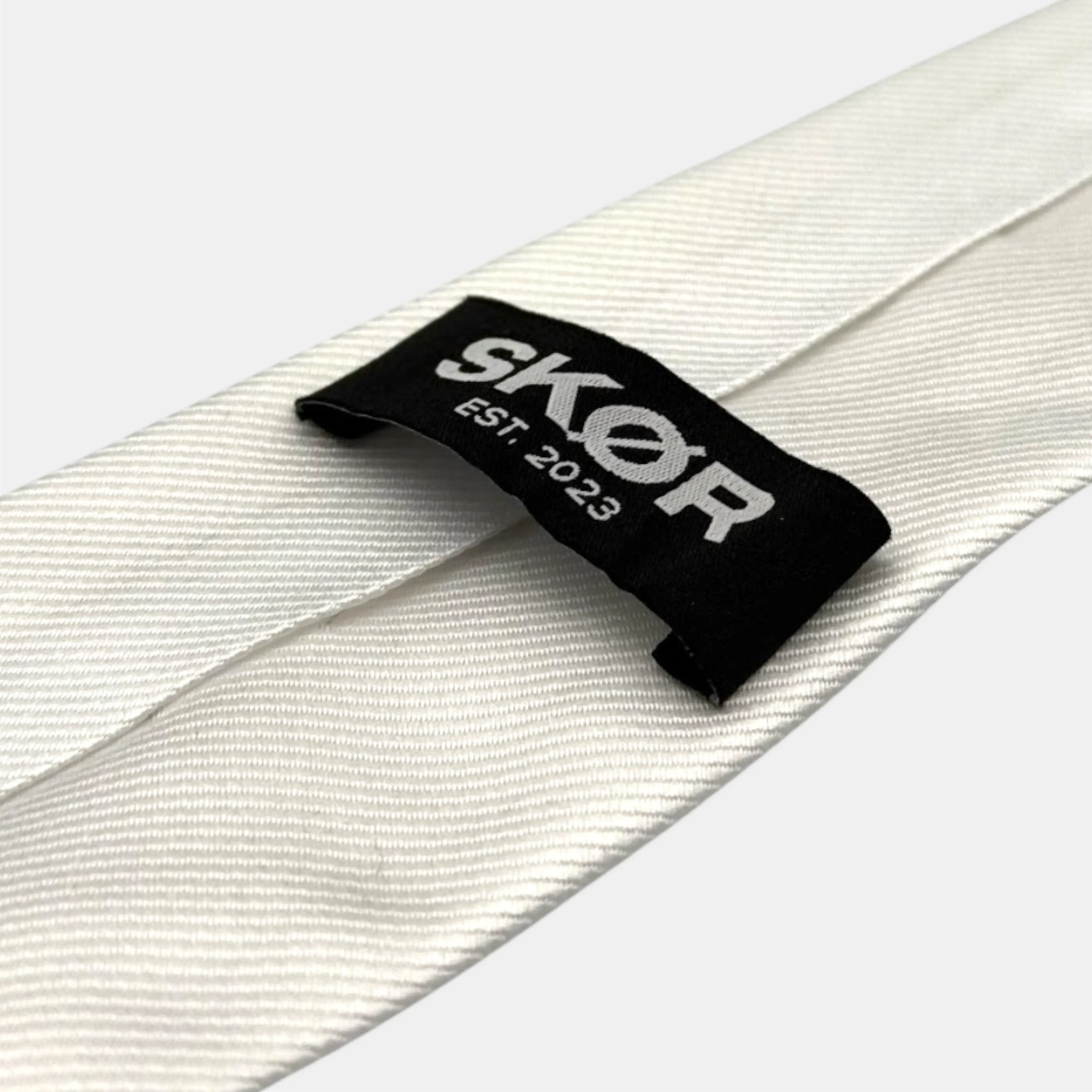 WHITE TIE SKØR