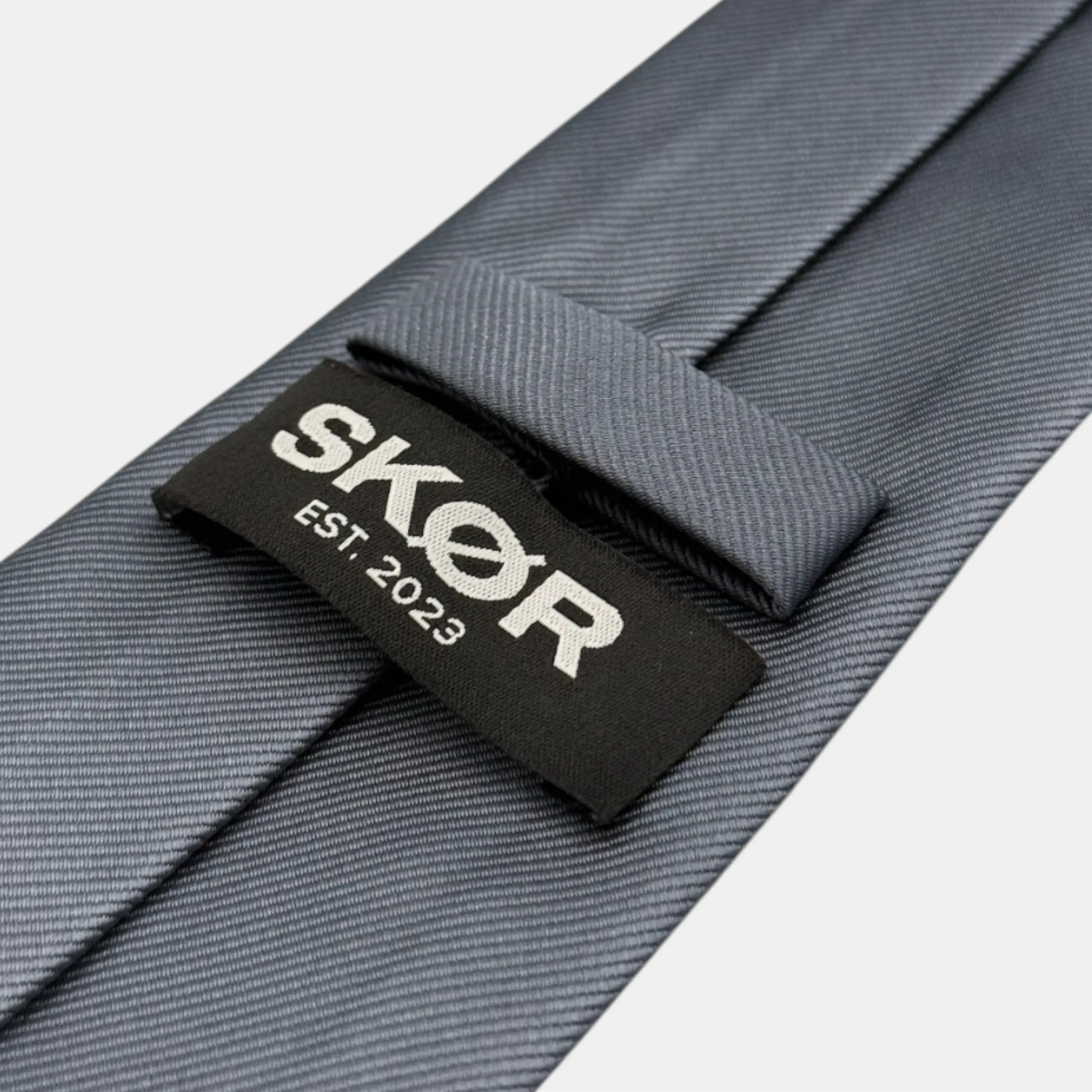 GREY TIE SKØR