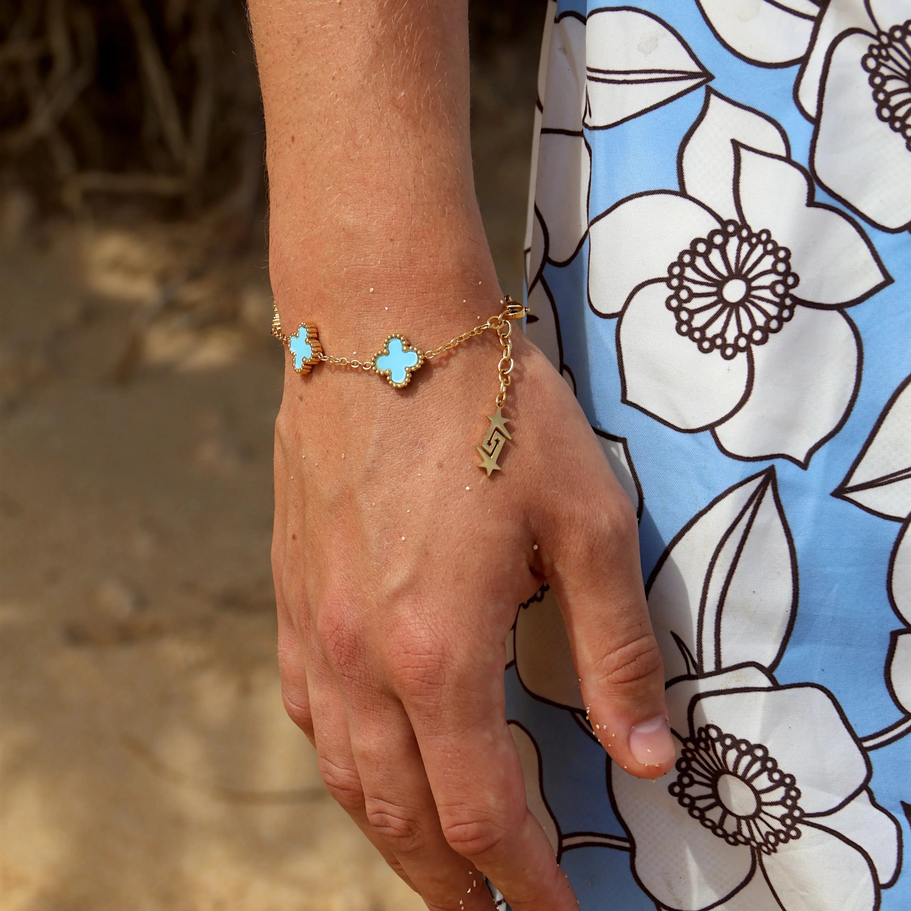 CLOVE BRACELET LIGHT BLUE SKØR