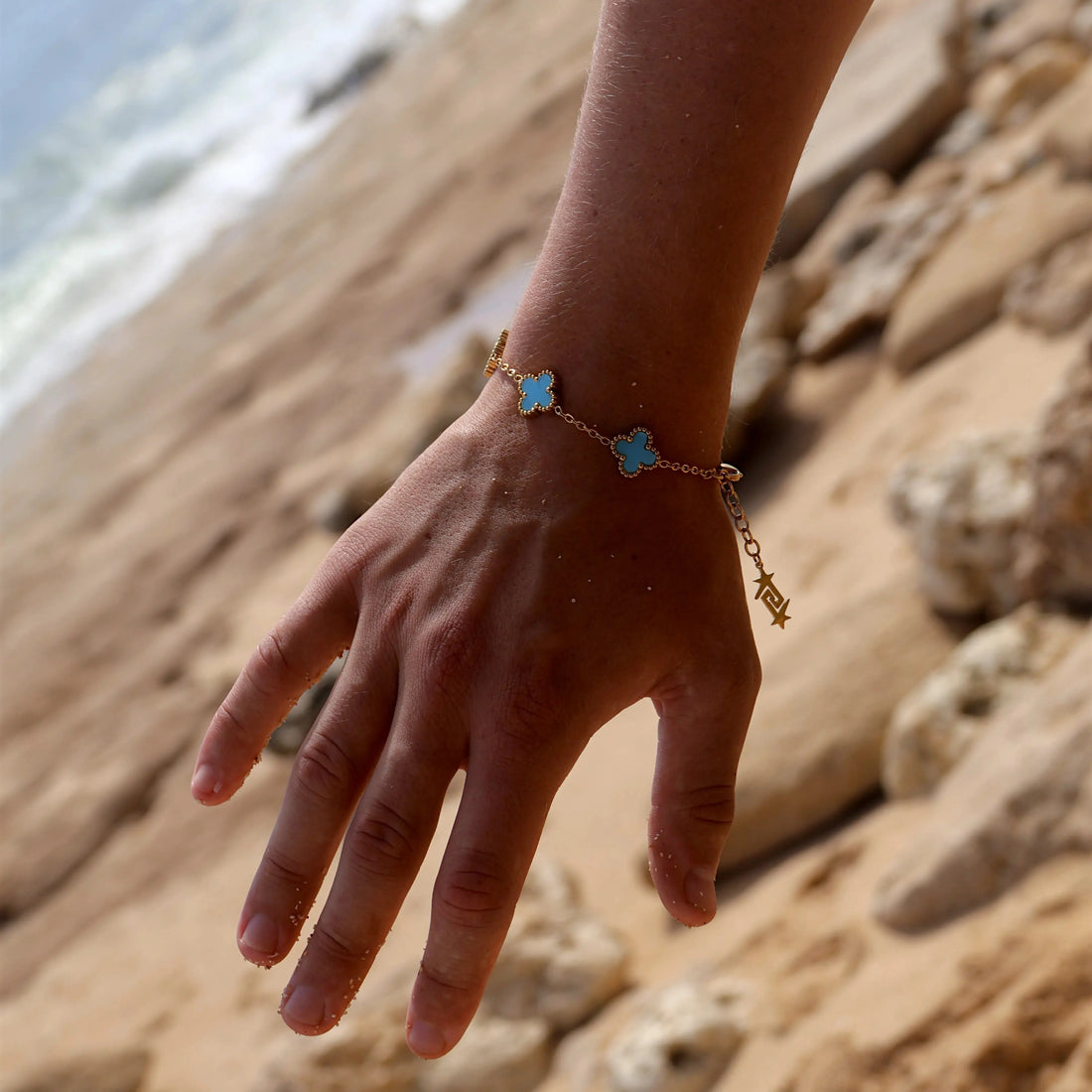 CLOVE BRACELET LIGHT BLUE SKØR