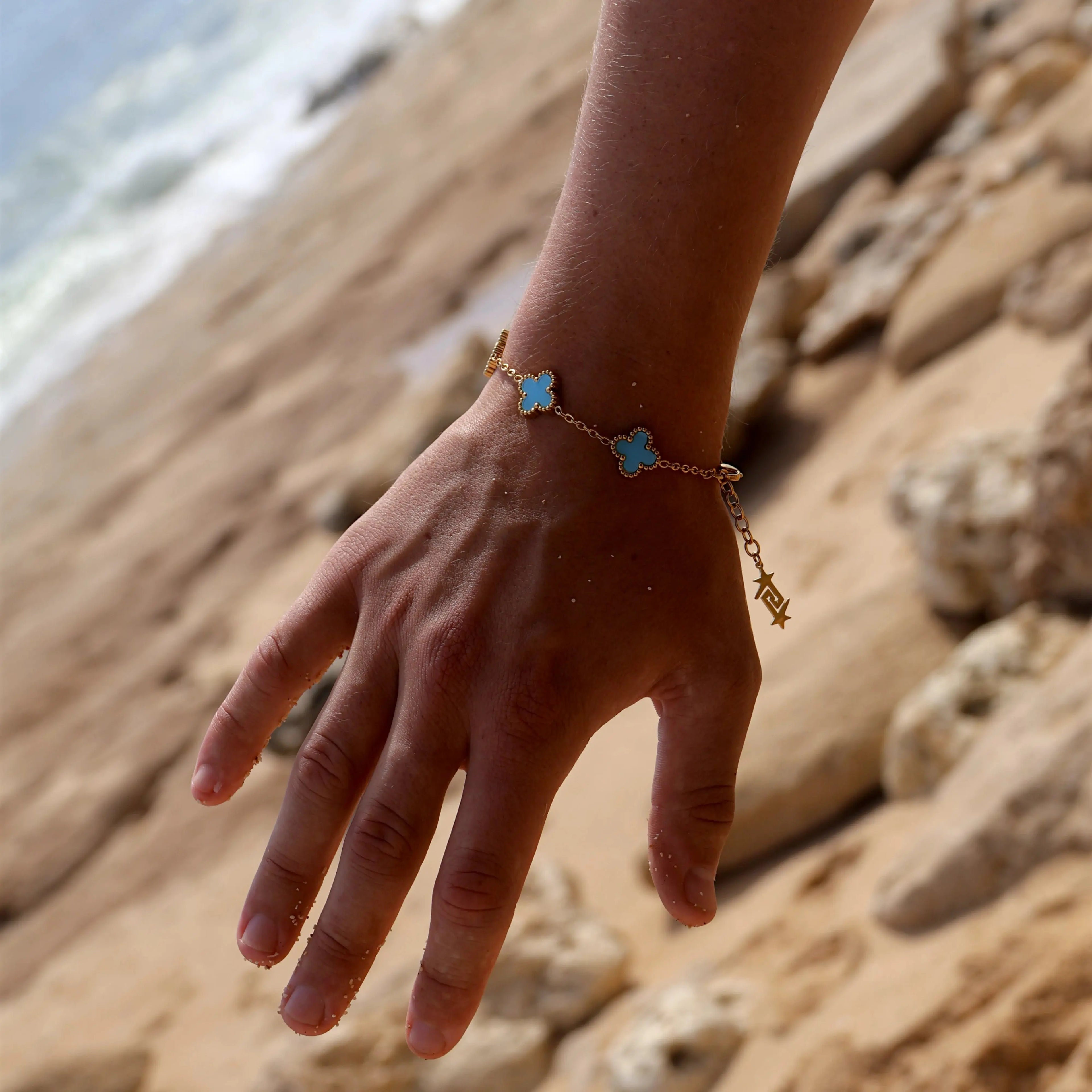 CLOVE BRACELET LIGHT BLUE SKØR